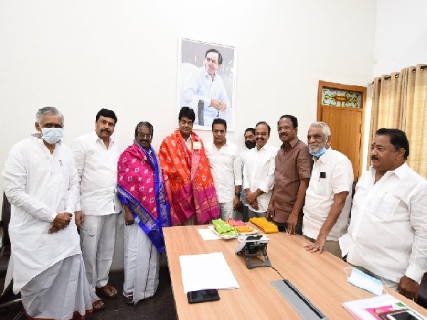 DMK parliamentarians with Telangana Minister KT Rama Rao. DMK parliamentarians with Telangana Minister KT Rama Rao.