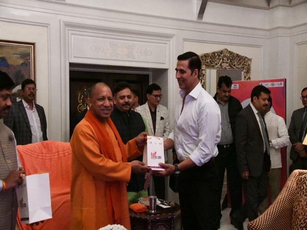 UP CM Yogi Adityanath with actor Akshay Kumar. (Image source: Twitter)