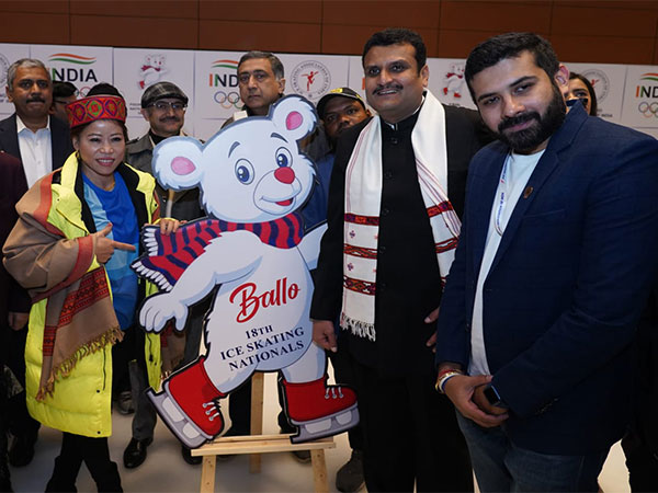 Mary Kom along with Amitabh Sharma (Photo: Ice Skating Association of India) Mary Kom along with Amitabh Sharma (Photo: Ice Skating Association of India)