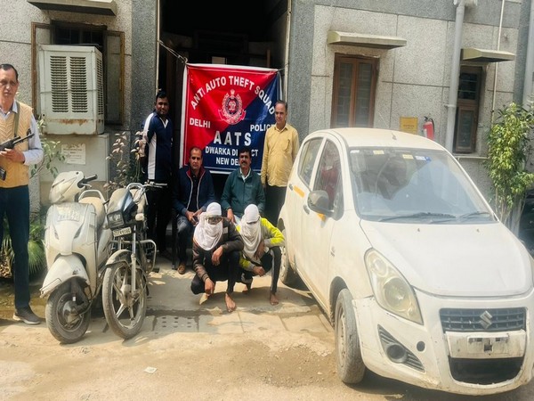 Delhi Police with the arrested men. (Photo/ANI) Delhi Police with the arrested men. (Photo/ANI)