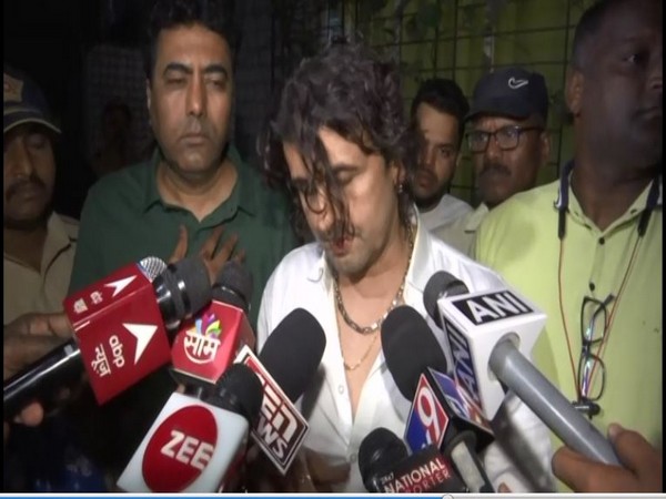 Sonu Nigam outside the police station in Mumbai (Photo/ANI)