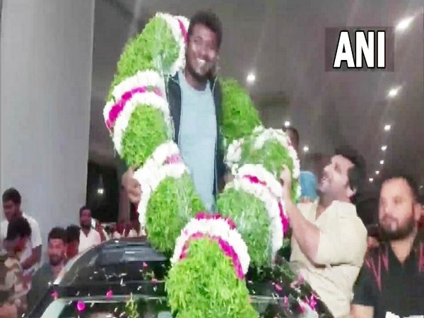 Rahul Sipligunj at Hyderabad Airport (Image Source: ANI)