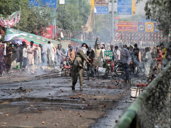 PTI supporters protesting at Zaman Park Lahore against security forces. (Photo/Reuters)