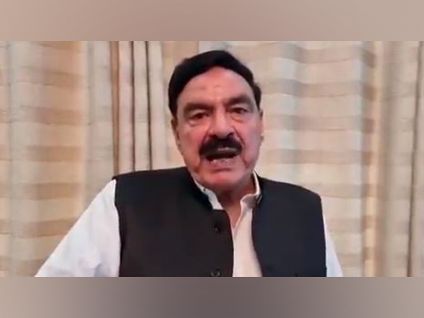 Pakistan: Panah requests Pemra to stop coverage of Sheikh Rashid for smoking cigars