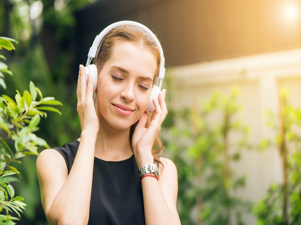 Joyful music might be a game changer for virtual reality headaches: Study - Vimarsana News