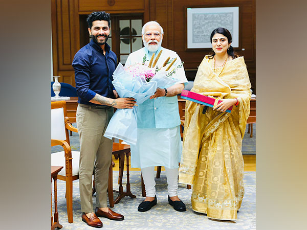Ravindra Jadeja, (left), Prime Minister Narendra Modi, and Rivaba Jadeja (right) (Photo: Twitter/Ravindra Jadeja)