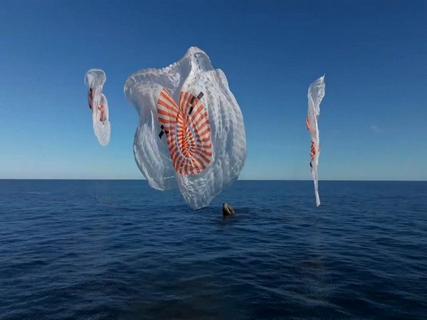 pot9Splashdown of Space X Dragon Freeedom spacecraft. (Photo credit/SPaceX)