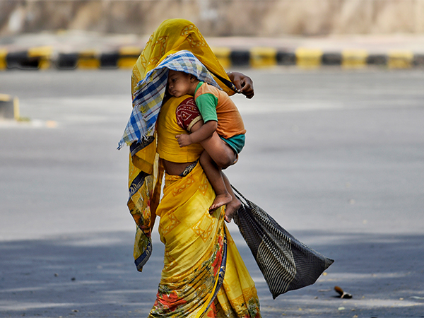 Woman cover her face and her child during the heatwave (Photo/ ANI)