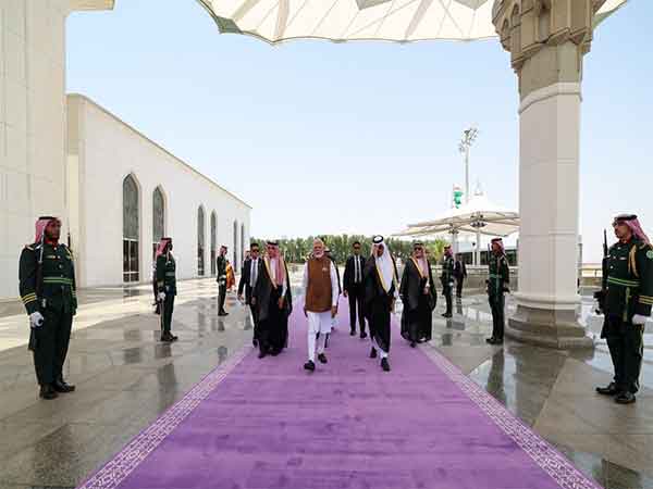 PM Modi with Saudi Arabian officials (Image: X@narendramodi)