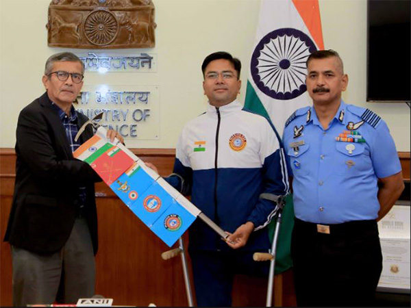 Defence Secy RK Singh flags-in mountaineering expeditions (Photo/PIB)