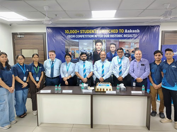 Aakash Institute marks the achievement of 10,000+ student transitions with a special cake-cutting ceremony, joined by faculty, staff, and students