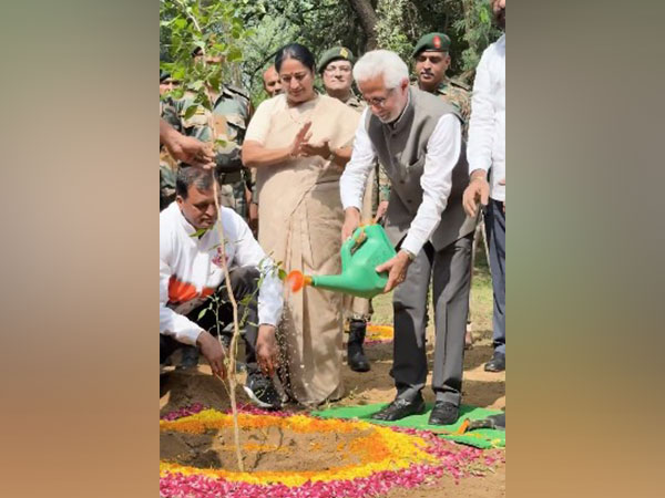 Delhi Chief Minister Rekha Gupta (middle) with multiple dignitaries at Van Mahotsav plantation drive (Photo/X @gupta_rekha)