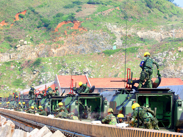 Troops at a defensive installation in Lienchiang County's Dongyin Island conduct joint fire strike operations during the annual Han Kuang exercises(Photo/Central News Agency of Taiwan (CNA))