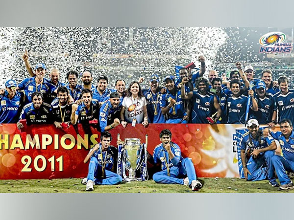 Mumbai Indians with CLT20 trophy (Photo: Mumbai Indians)