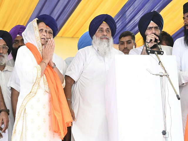 Azad Group chief Sukhwinder Kaur Randhawa at rally in Tarn Taran (Photo/@officeofssbadal)