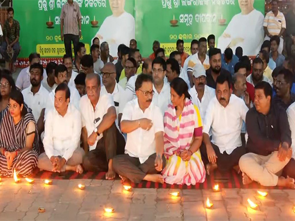 BJD leaders and workers organized a 'Deepdaan' at Lingaraj Temple (Photo/ANI)