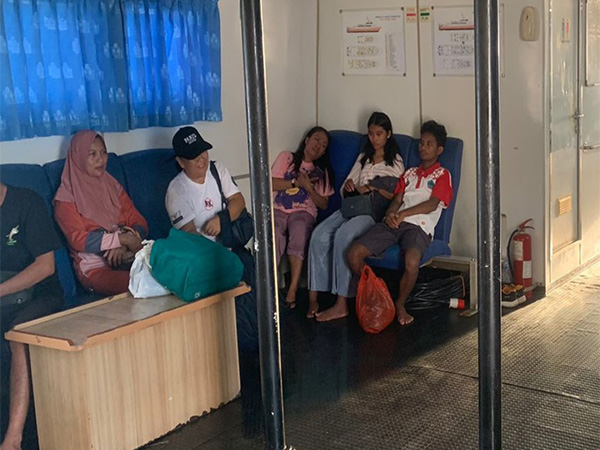 Passengers evacuated using the KN SAR Bima belonging to Basarnas (Image: X@SAR_NASIONAL)