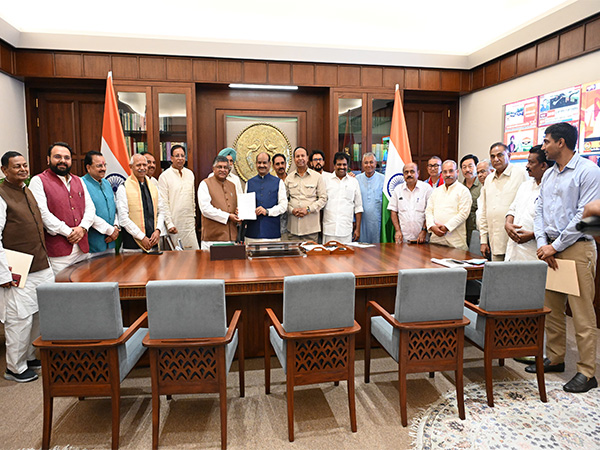 MPs submit memorandum to LS Speaker (Photo/ANI )