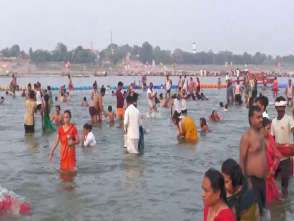 Devotees take holy dip at Prayagraj's Sangam (PhotoANI)