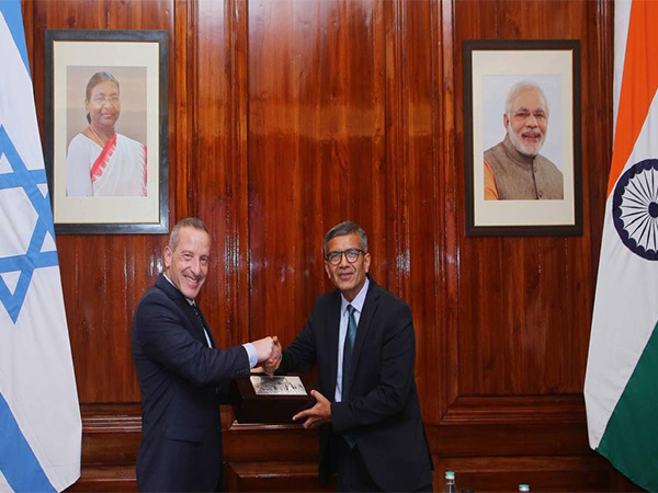 Defence Secretary Rajesh Kumar Singh with Director General, Israel Ministry of Defence Major General (Res) Amir Baram (Photo/ Ministry of Defence)