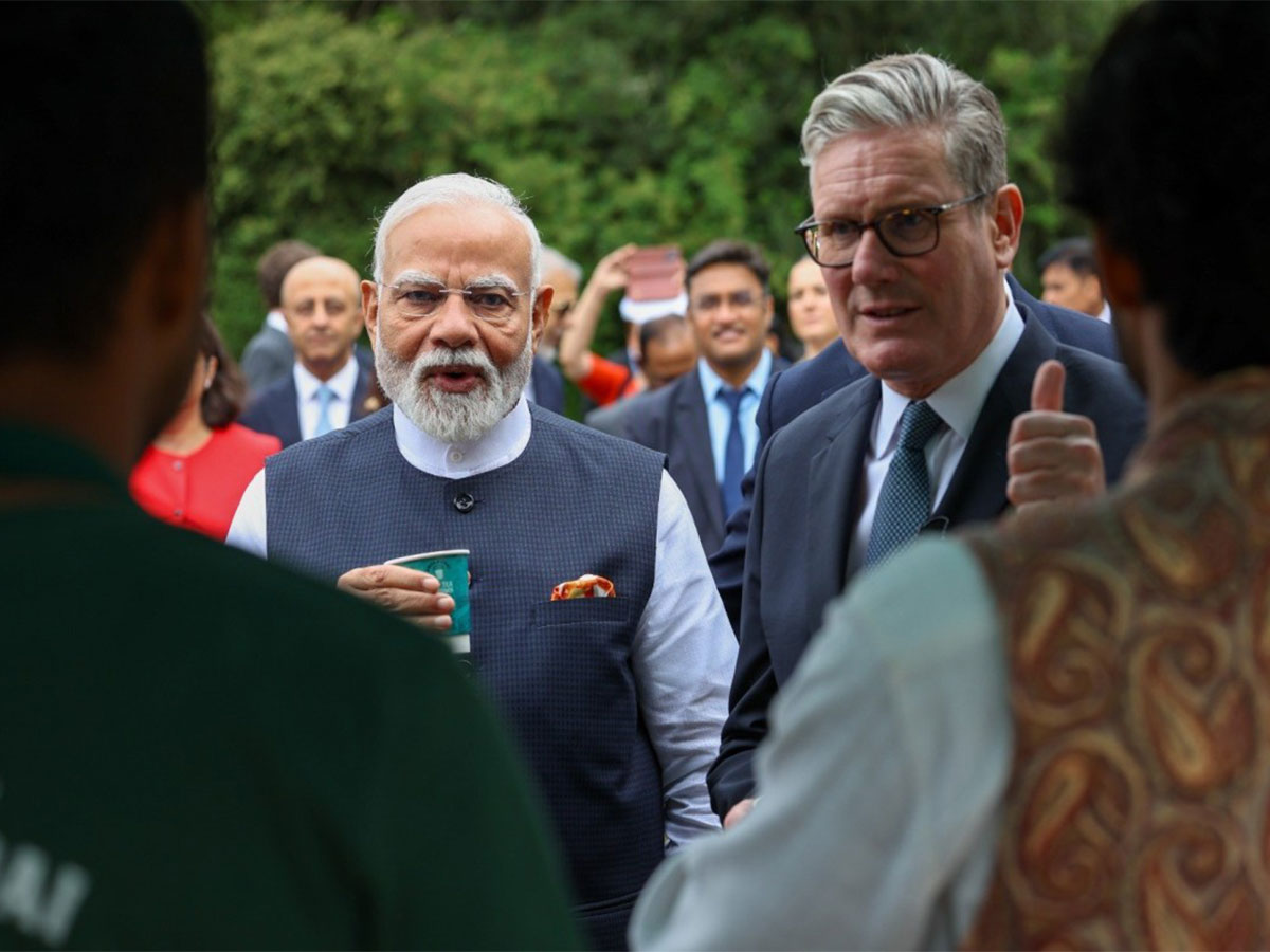 Prime Minister Narendra Modi shares 'Chai Pe Charcha' with UK PM Keir Starmer at Chequers, strengthening India-UK ties (Image: X/@narendramodi)