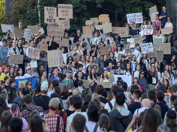 Protests erupt in Ukraine over anti-graft agency crackdown (Source: Reuters)