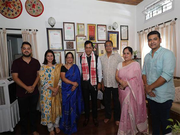 Sonowal pays tribute at Bhupen Hazarika's home (Photo/PIB)