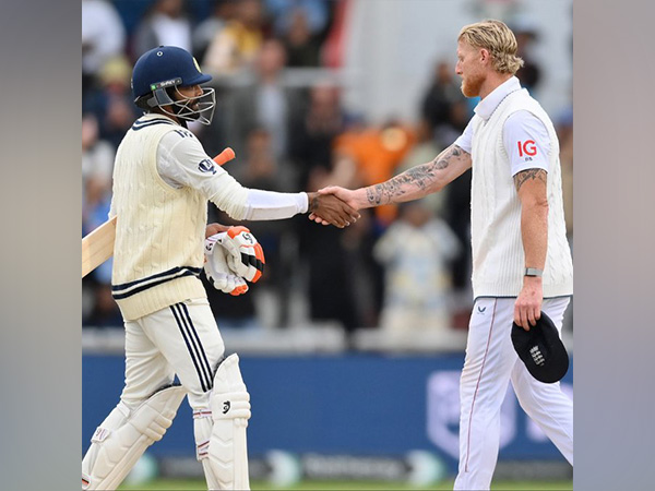 Ravindra Jadeja and Ben Stokes shaking hands. (Photo: @englandcricket X)