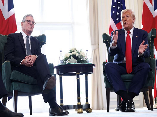 President Donald Trump greeted UK Prime Minister Keir Starmer and his wife Victoria at Trump's golf course in Turnberry, Scotland (Photo/Reuters)