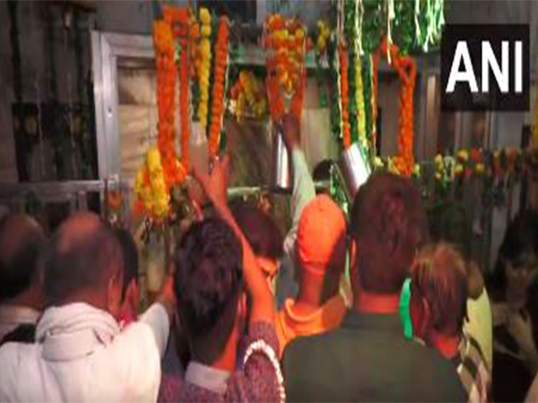 Devotees offer prayers at Shri Nagvasuki temples on Nag Panchami (Photo/ANI)