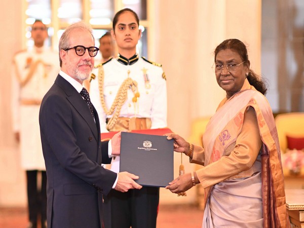 Francisco Manuel Compres Hernandez, Ambassador of the Dominican Republic presents credentials to President (Image: X@rashtrapatibhvn)