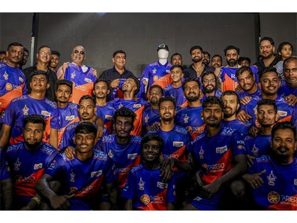 Cricketer Shreyas Iyer unveils the SoBo Mumbai Falcons Yoddhas jersey with team owners Ameet H Gadhoke & Pratik Thakur, joined by Kshitij Thakur, Hitendra Thakur & dignitaries