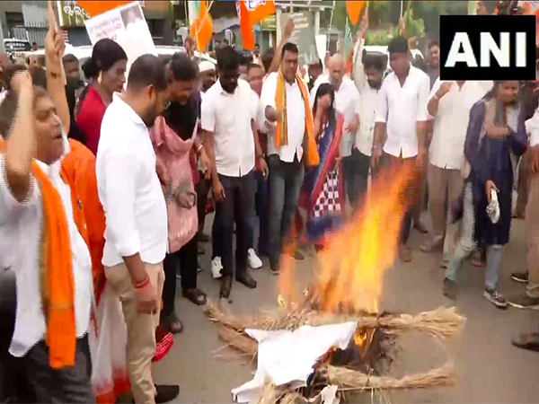 BJP Mahila and Yuva Morcha workers hold protest in Bhubaneswar