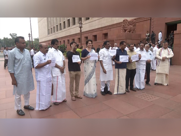 Congress MPs protest at Parliament premises (Photo/ANI)