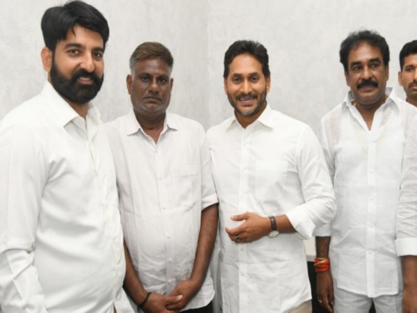 YSRCP leader Lakshminarayana meets YS Jagan Reddy (Photo/YSRCP)