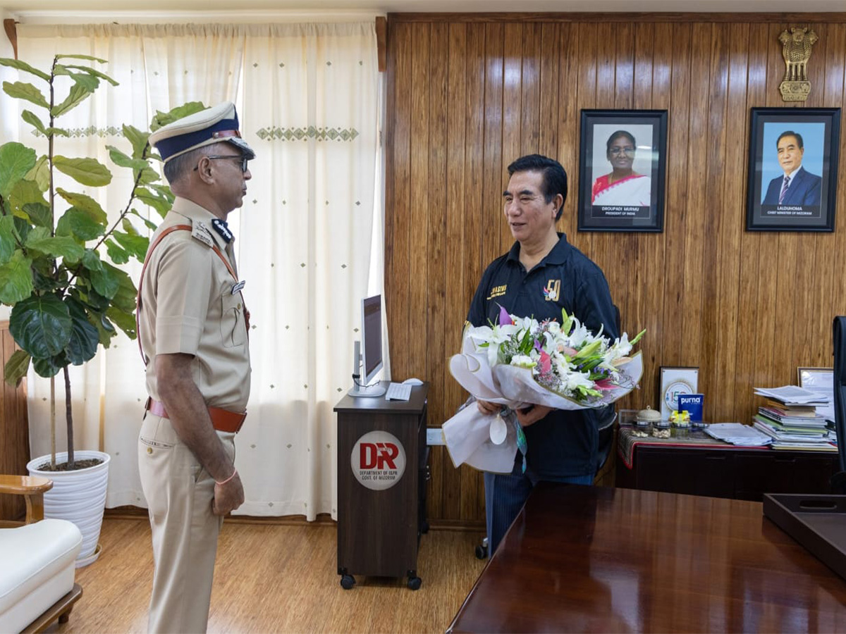 Mizoram: Newly appointed DGP Sharad Agarwal calls on CM Lalduhoma (Photo/ANI)