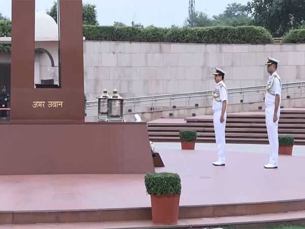 Vice Admiral Sanjay Vatsayan paying tributes at Amar Jawan Jyoti (Photo/ANI)