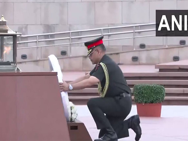 Lt Gen Pushpendra Singh lays wreath at National War Memorial (Photo/ANI)