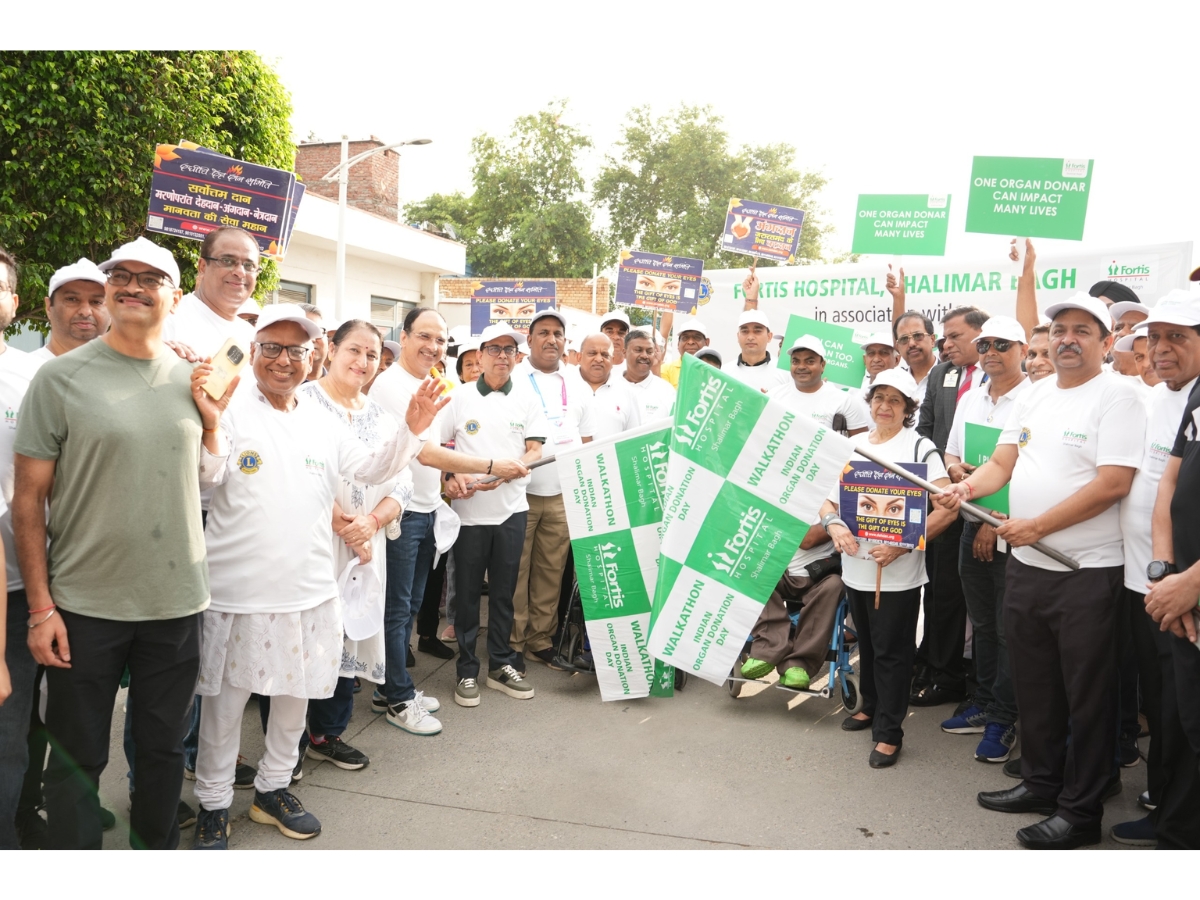 Dr Naresh Kumar Goyal, Principal Director & HOD, Cardiology & Heart Failure Programme, Fortis Hospital - Shalimar Bagh flagging of the Marathon