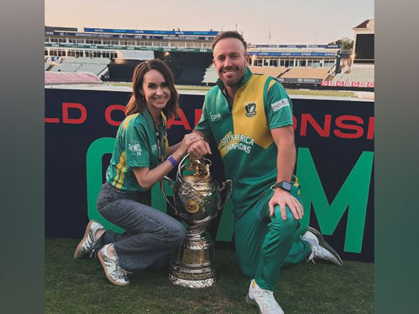 AB De Villiers holding the WCL title with his wife. (Photo: abdevilliers17 Instagram)
