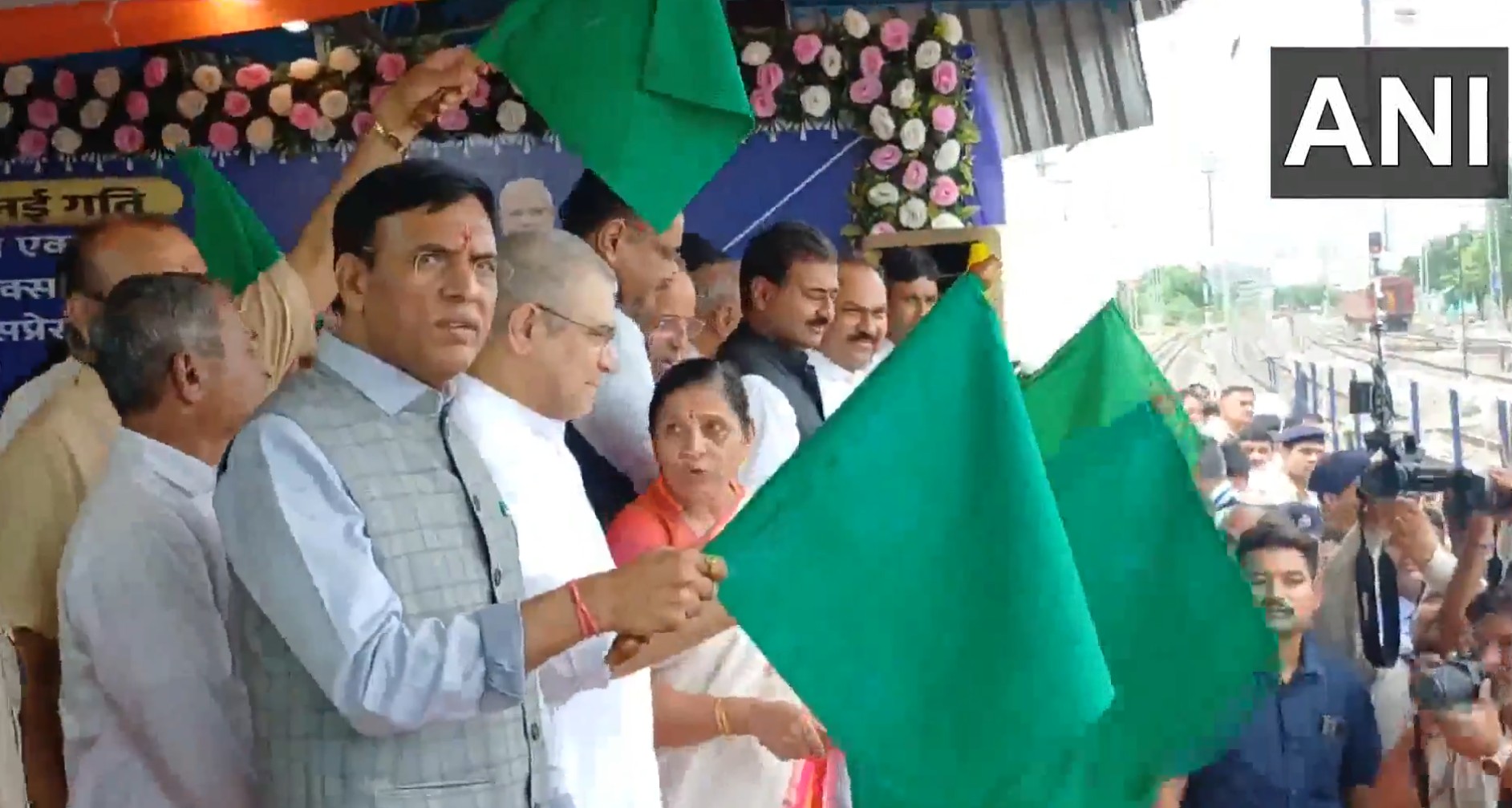 Union Ministers Ashwini Vaishnaw and Mansukh Mandaviya flag off new train (Photo/ANI)