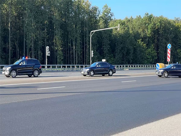 A motorcade, reportedly transporting US President Donald Trump's envoy Steve Witkoff, leaves Vnukovo Airport in Moscow (Image/Reuters)