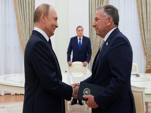 Russia's President Vladimir Putin greets US Special Envoy Steve Witkoff (Photo/Reuters)