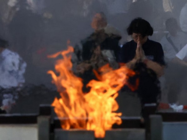 People offer prayers at the cenotaph for victims of the 1945 atomic bombing at Peace Memorial Park in Hiroshima, western Japan (Photo/Reuters)