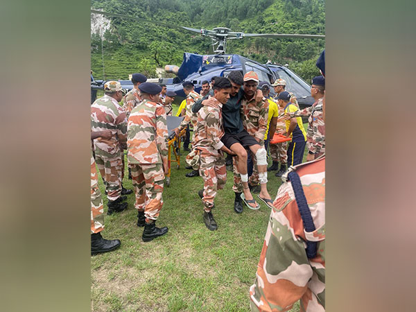 Army personnel being airlifted by ITBP jawans (Photo/X@UttarkashiPol)