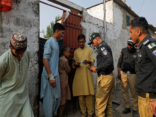Police and NADRA officials verify Afghan nationals' IDs during a door-to-door drive at a refugee camp in Karachi, Pakistan (File Photo/Reuters)