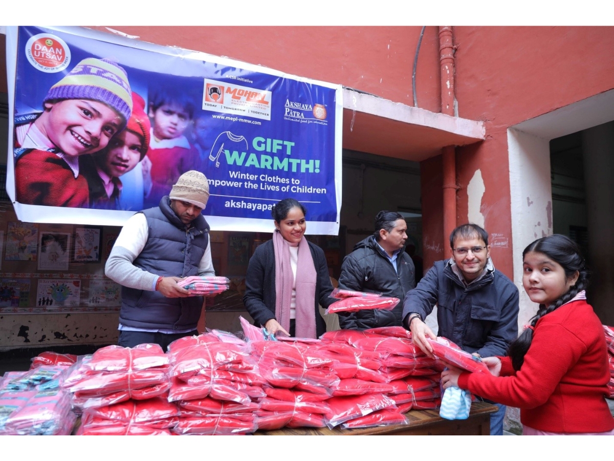 Mohan Electro Casting distributed winter clothing to 600 Delhi schoolgirls
