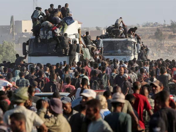 Palestinians climb onto trucks as they seek aid supplies in Khan Younis (Image/Reuters)