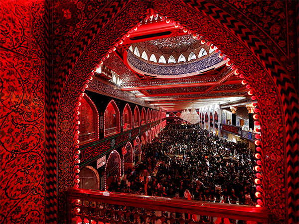 Shi'ite Muslim pilgrims during the holy Shi'ite ritual of Arbaeen, in Kerbala, Iraq (Image/Reuters)