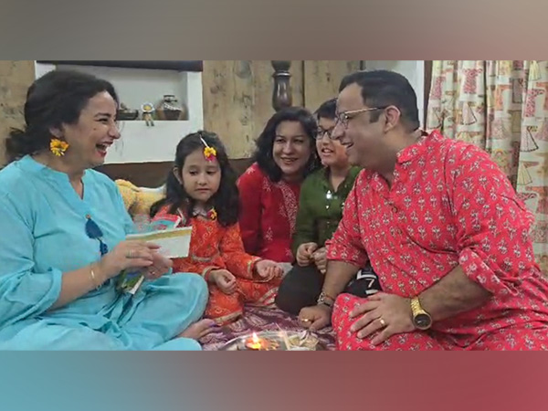 Divya Dutta with brother Rahul Dutta (Photo: ANI)
